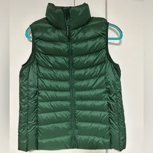 Uniqlo Ultralight down vest in green SIZE large